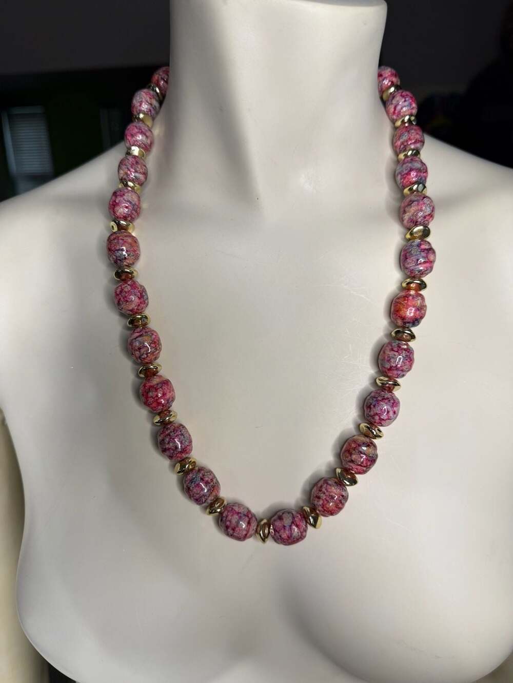 Vtg Chunky Pink & Purple Marbled Bead Necklace w Gold Wavy Spacers